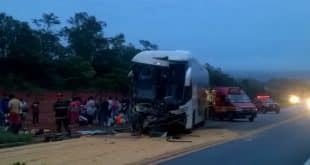 Acidente com ônibus e carreta deixa feridos na BR-365 em Montes Claros