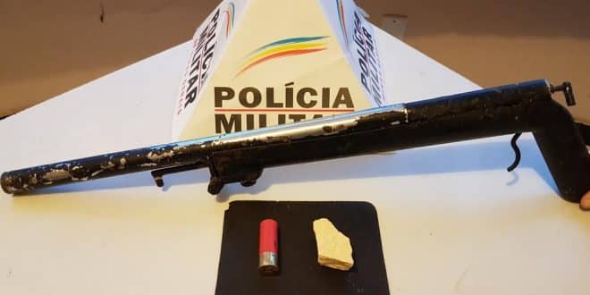 O menor infrator estava com uma espingarda calibre 12 e uma barra de cocaína.