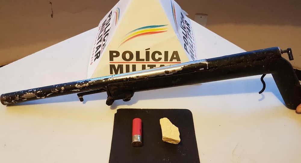 O menor infrator estava com uma espingarda calibre 12 e uma barra de cocaína.