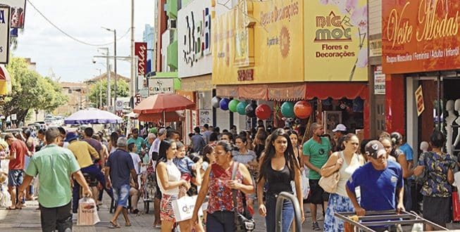 Comércio de Montes Claros começa a funcionar em horário especial para o compras no fim de ano