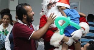 Capelão da Santa Casa, padre Anderson, surpreende as crianças vestido de Papai Noel.