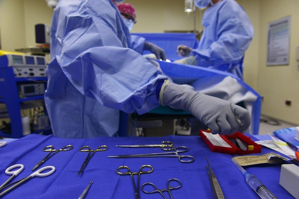 Nova pesquisa revela: os vídeos sobre cirurgia plástica do YouTube não estão dizendo a verdade!