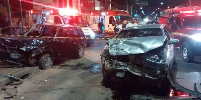 Montes Claros - Homem de 52 anos morre em acidente de carros na Avenida João XXIII