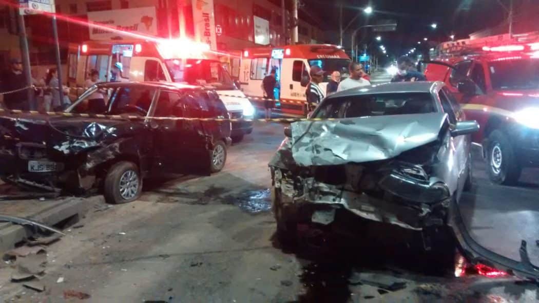 Montes Claros - Homem de 52 anos morre em acidente de carros na Avenida João XXIII