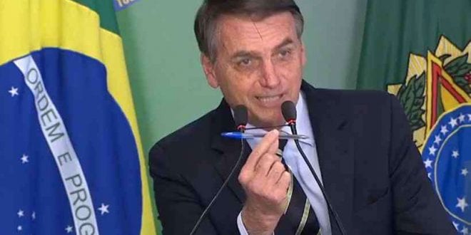 Bolsonaro assina decreto que flexibiliza a posse de armas