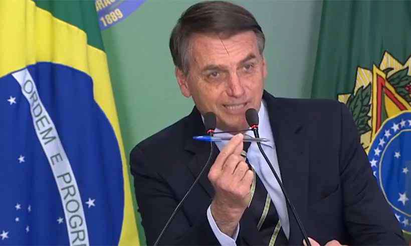 Bolsonaro assina decreto que flexibiliza a posse de armas