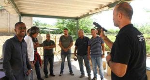 Candidatos à posse de arma acompanham as explicações do instrutor Thomas Schröder, que detectou aumento da procura desde a eleição de Bolsonaro