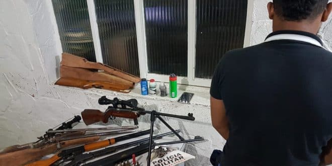 Em Montes Claros, PM prende homem que fabricava armas em casa e apreende várias armas de fogo e munições