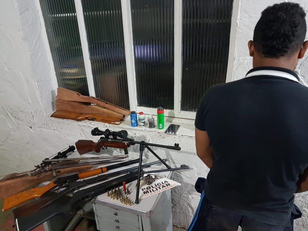 Em Montes Claros, PM prende homem que fabricava armas em casa e apreende várias armas de fogo e munições