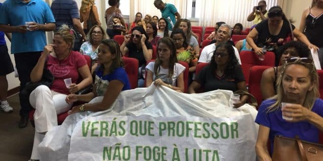 Professores da rede municipal protestam por pagamento de salários atrasados em Montes Claros