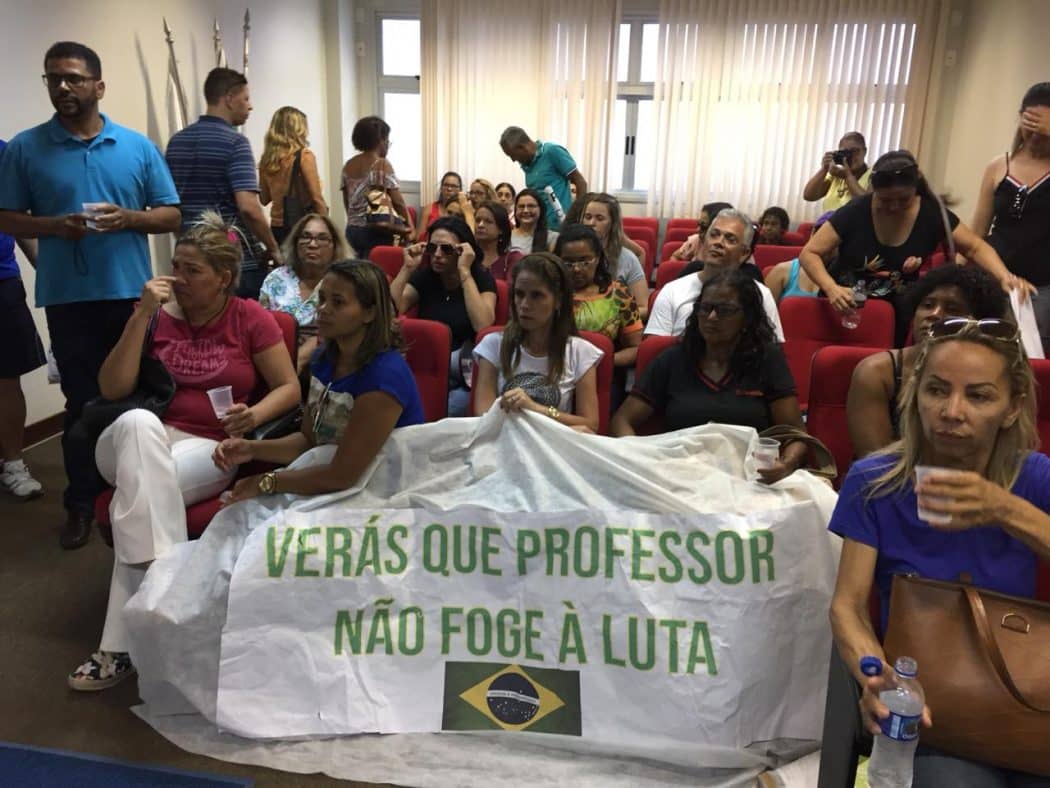Professores da rede municipal protestam por pagamento de salários atrasados em Montes Claros