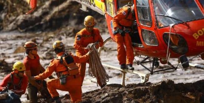 Bombeiros trabalham no resgate de vítimas em "zona quente" de Brumadinho