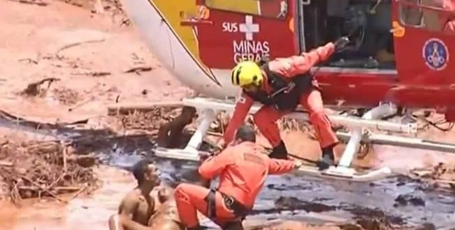 TV Record registrou o momento em que os bombeiros retiram uma mulher do mar de lama