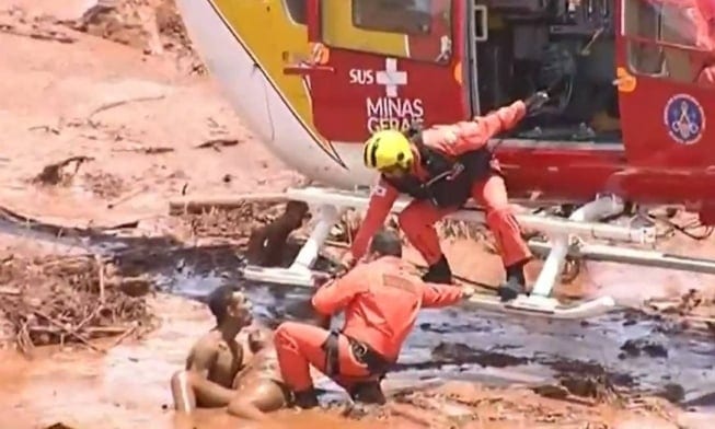TV Record registrou o momento em que os bombeiros retiram uma mulher do mar de lama
