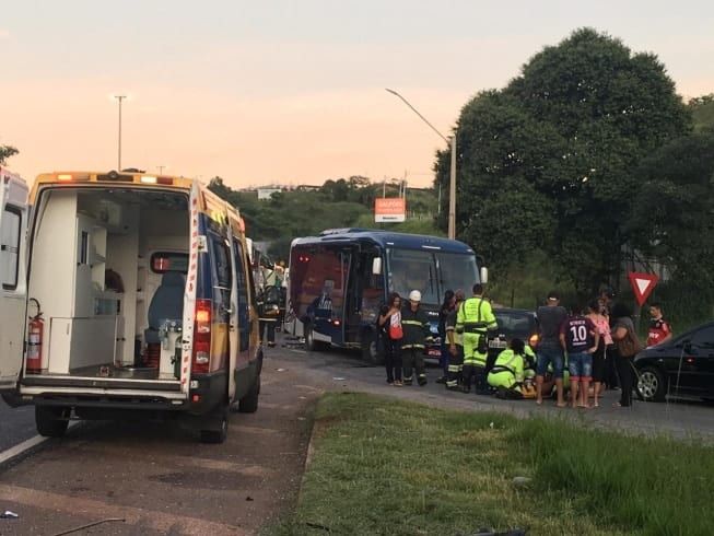 Vítimas receberam os primeiros socorros às margens da rodovia