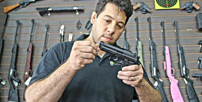 Guilherme Salles, dono da Casa Salles, acredita que a venda de armas em 2019 será a melhor dos últimos 20 anos