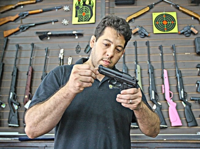 Guilherme Salles, dono da Casa Salles, acredita que a venda de armas em 2019 será a melhor dos últimos 20 anos