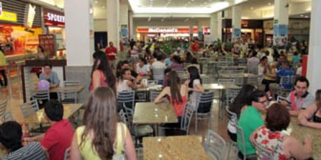 Garçons protestam após serem barrados pelo Montes Claros Shopping