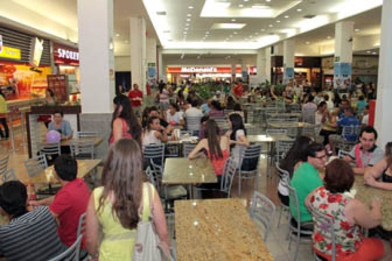 Garçons protestam após serem barrados pelo Montes Claros Shopping