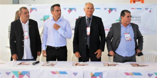 Norte de Minas - Presidente da AMM participa de reunião dos prefeitos do CIMAMS sobre início do ano letivo