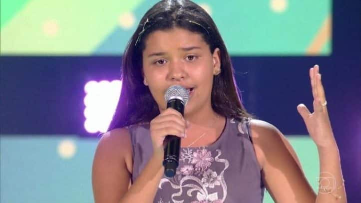 Emanuely Kamily, de 12 anos, no programa musical The Voice Kids da TV Globo