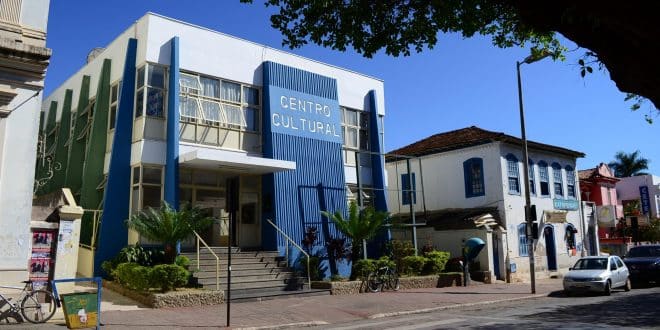 Montes Claros - Painel de Poesia da Biblioteca Municipal recebe obras de Eduardo Silva