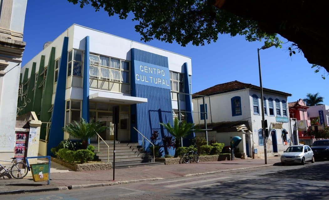 Montes Claros - Painel de Poesia da Biblioteca Municipal recebe obras de Eduardo Silva