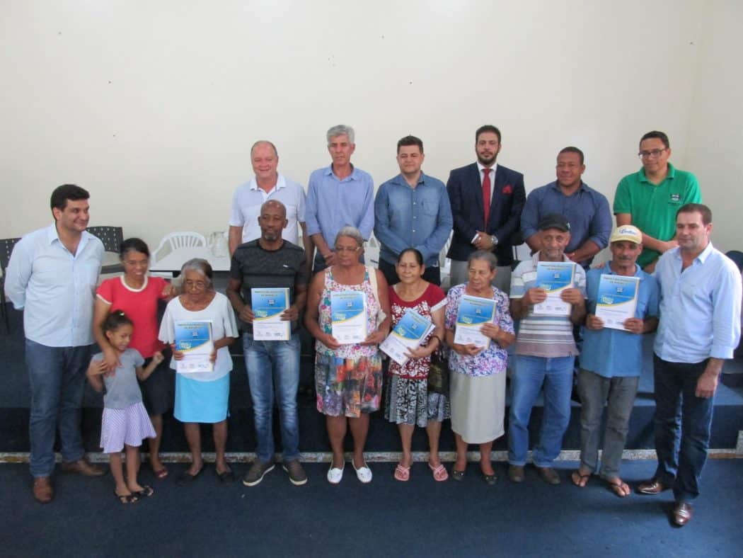 Norte de Minas - Em ação inédita, famílias de Mirabela recebem escrituras de sua casa após regularização fundiária