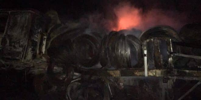 Montes Claros - Dois carretas pegam fogo, após bater na BR-135 em Montes Claros