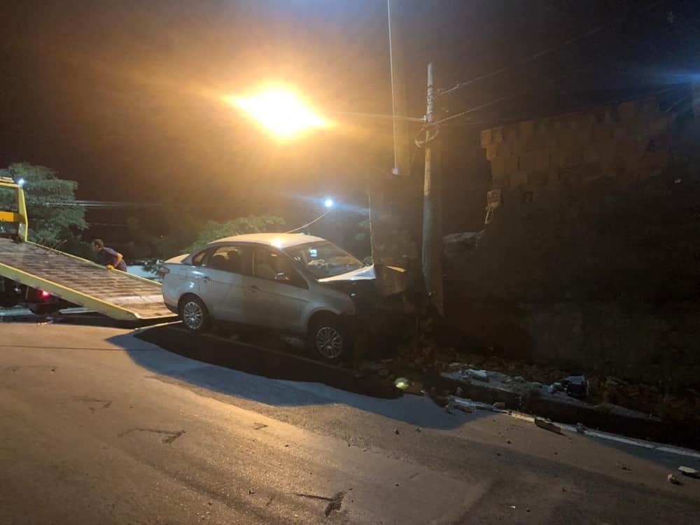 Poste chegou a cair em cima de um muro de uma casa e derrubou parte da estrutura; condutor é estudante de medicina e não tinha carteira de habilitação.