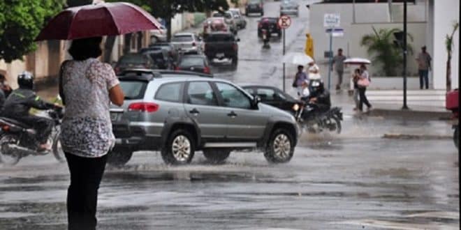 Montes Claros - Chuva em Montes Claros deixa bairros sem luz e internet, e seguira chovendo durante a semana