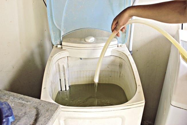 SEM CONDIÇÃO – Água barrenta não tem como ser usada para beber nem para cozinhar, até para lavar roupas claras fica difícil