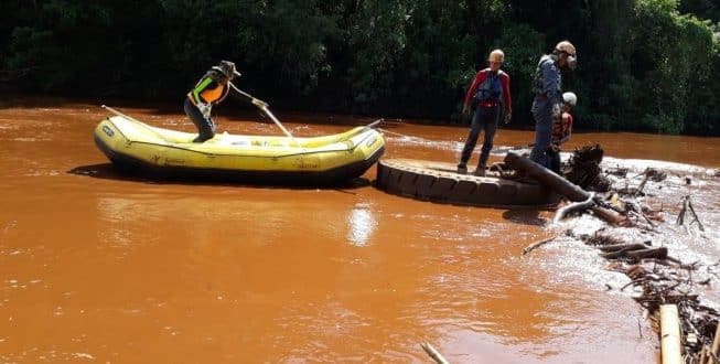 Botes são usados pelas equipes de resgate do Corpo de Bombeiros