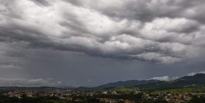 Tempo fechado em toda a região de Brumadinho nesta segunda-feira