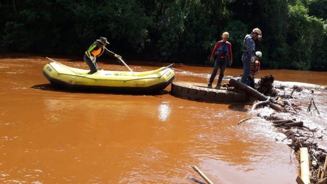 Botes são usados pelas equipes de resgate do Corpo de Bombeiros