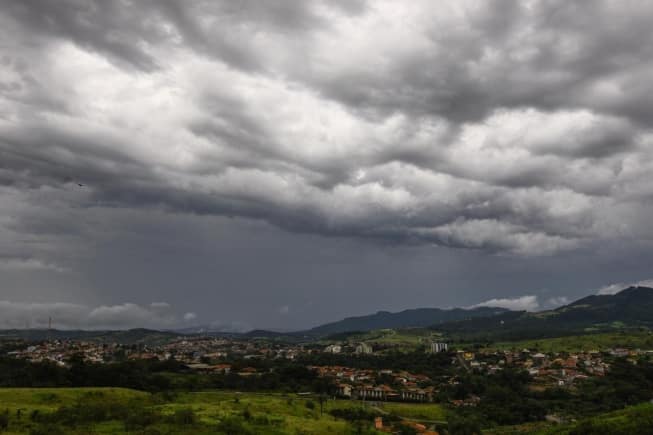 Tempo fechado em toda a região de Brumadinho nesta segunda-feira