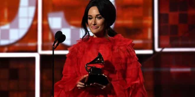 Kacey Musgraves recebe prêmio de álbum do ano no Grammy 2019
