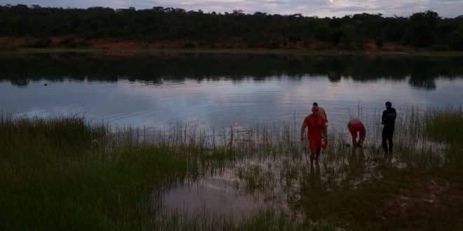 Montes Claros - Bombeiros encontram corpo de homem que se afogou em lagoa no bairro Jaraguá