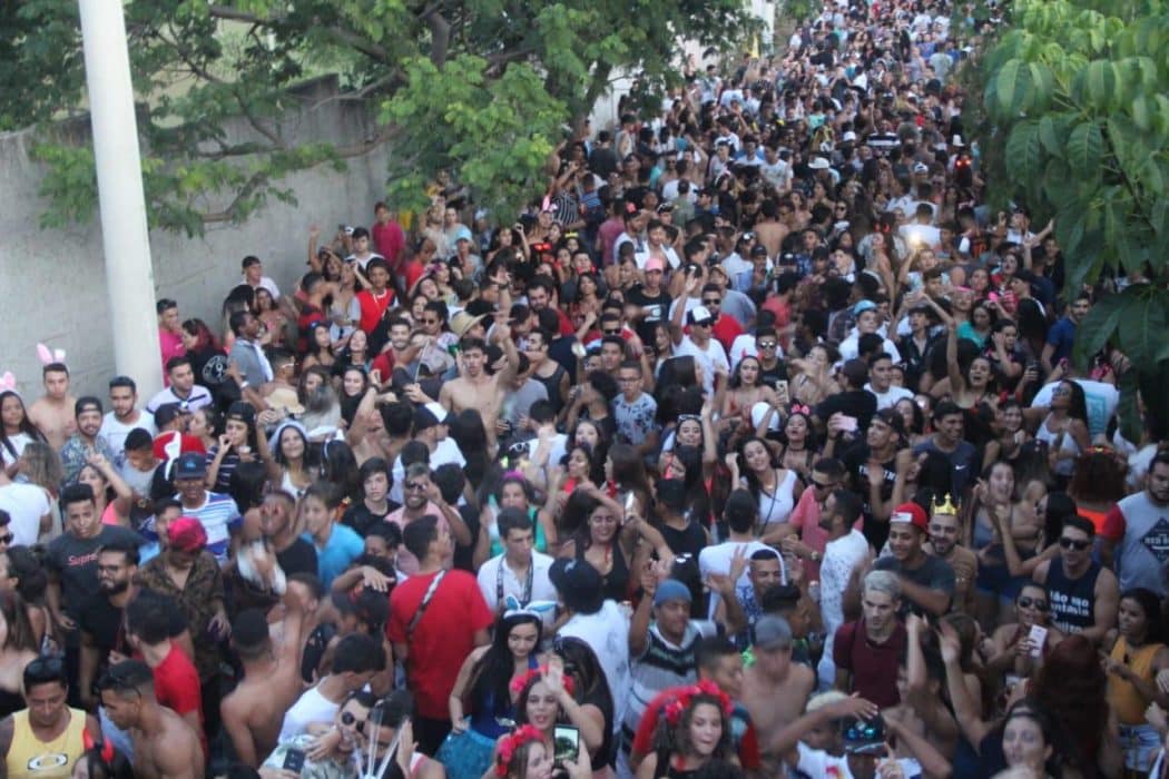 Montes Claros - Aquecimento de carnaval atrai cerca de 20 mil foliões no Ibituruna