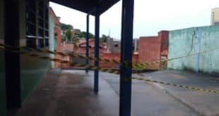 Muro caiu na construção de uma igreja que fica ao fundo da escola — Foto: Anderson Chaves/ Prefeitura de Montes Claros