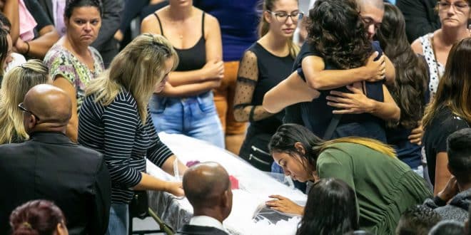 SP - Corpos de mortos no massacre de escola de Suzano são velados