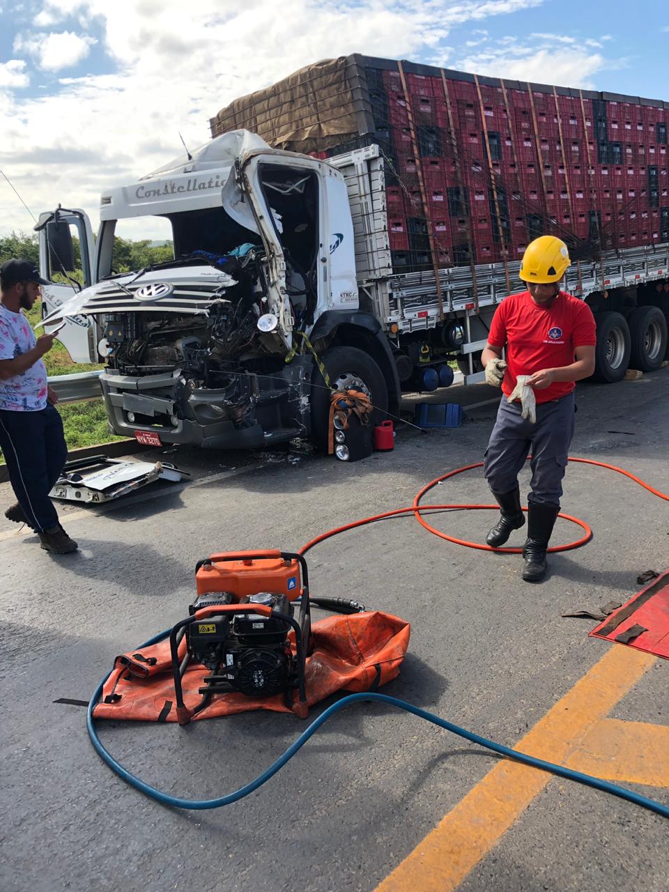 Montes Claros - Acidente entre caminhões deixa um ferido na BR-135 em Montes Claros