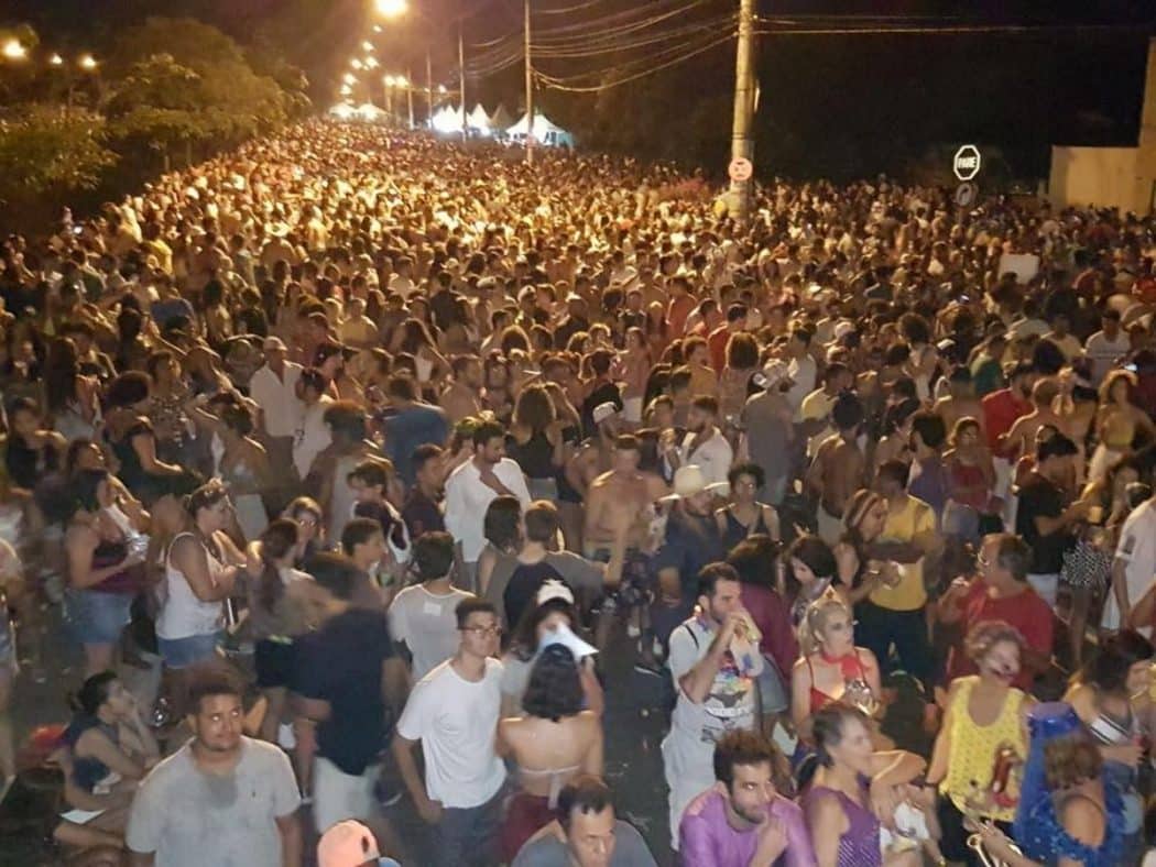 Montes Claros - 10 mil foliões no bloco Jegue Love em Montes Claros