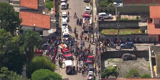 SP - Adolescentes atiram dentro de escola e matam 8 pessoas em Suzano