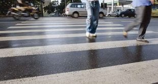 Mulher é condenada a indenizar motorista que a atropelou