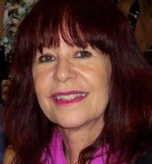 Montes Claros - Karla Celene expõe seus poemas no Painel Permanente de Poesia Juca Silva Neto