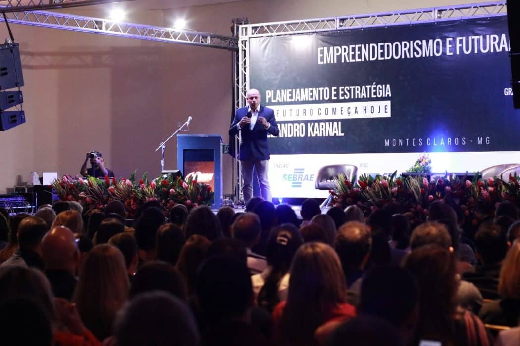 Leandro Karnal destaca mudanças e futuro durante palestra em Montes Claros / Realizado pelo Sebrae Minas e outras entidades, evento contou com cerca de 1.500 pessoas