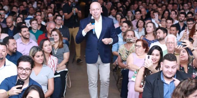Leandro Karnal destaca mudanças e futuro durante palestra em Montes Claros / Realizado pelo Sebrae Minas e outras entidades, evento contou com cerca de 1.500 pessoas