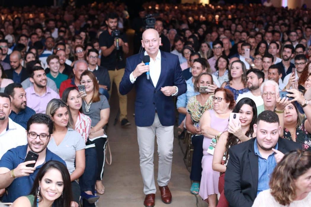 Leandro Karnal destaca mudanças e futuro durante palestra em Montes Claros / Realizado pelo Sebrae Minas e outras entidades, evento contou com cerca de 1.500 pessoas