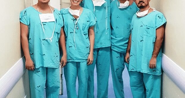 Equipe que realizou neurocirurgia inovadora na região: Médicos Hugo Santiago, Adria Gabrielle Biondi Soares, Gustavo Veloso Lages (neurocirurgião e coordenador), Warley de Freitas Barbosa e Ricardo Felipe